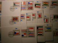 UNO Flaggenserie Partie auf FDC Briefen und 8 Kleinbgen postfrisch