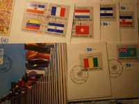 UNO Flaggenserie Partie auf FDC Briefen und 8 Kleinbgen postfrisch